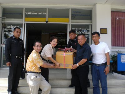Handing the donation to Mr. Chatarsa, the superintendent of Chiang Saen Police Station