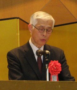 Kato Hiroshi, executive director of LFNKR, speaking at awards event